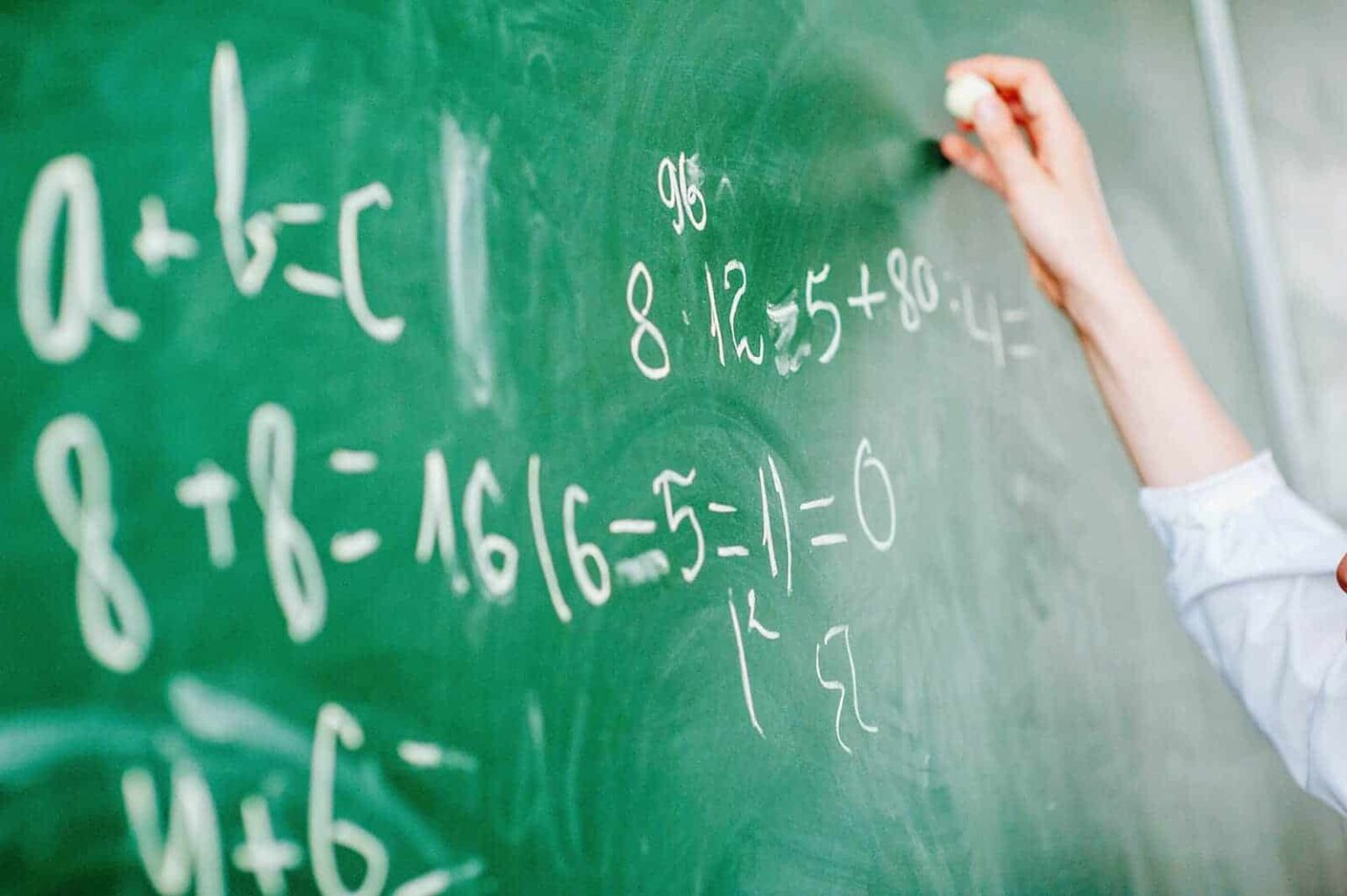 Учитель три буквы. Дети в школе. Скорочтение и ментальная арифметика. Преподавание в начальных классах кем работать. Первоклассник у доски.